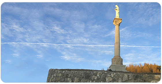 l'immagine rappresenta una veduta del monumento caduti del Monte Lozze