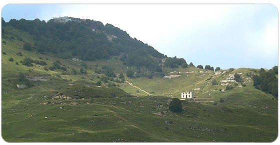 l'immagine rappresenta una veduta panoramica del Monte Novegno e Priafor 