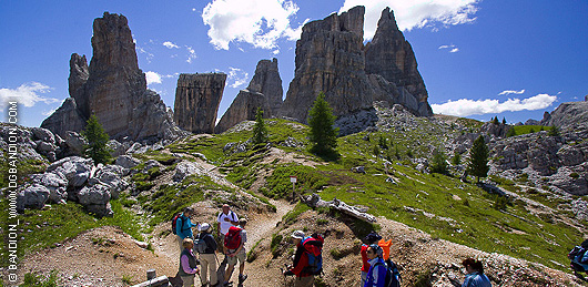 famiglie in visita alle trincee delle 5 Torri