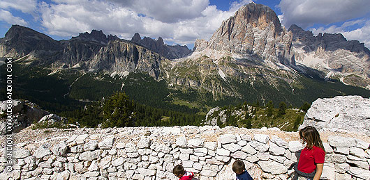 famiglie in visita alle trincee delle 5 Torri