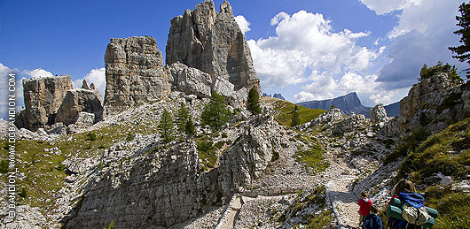 famiglie in visita alle trincee delle 5 Torri