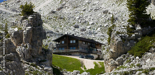 famiglie in visita alle trincee delle 5 Torri