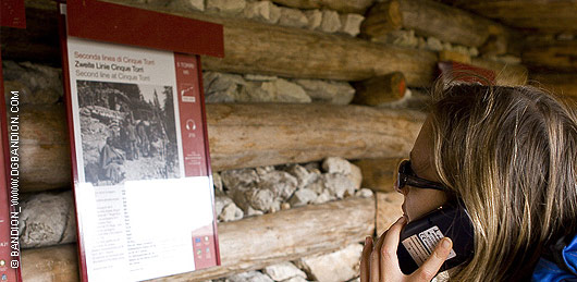 famiglie in visita alle trincee delle 5 Torri