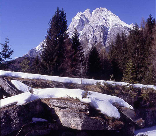 Ruderi del forte di Pian dell'Antro presso Venas di Cadore con l'Antelao sullo sfondo (Archivio Musizza e De Donà)