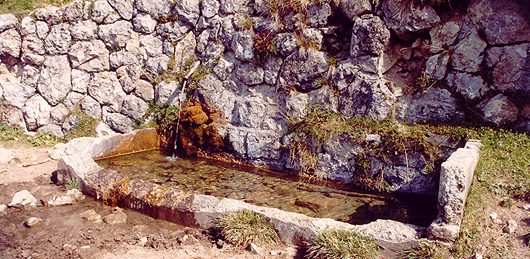 Fontana costruita dai militari sullo Spiz Zuel (foto Archivio Musizza e De Donà)