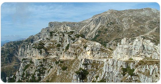 l'immagine rappresenta una veduta panoramica del Pasubio e della strada delle gallerie 