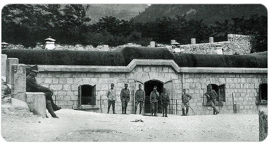 l'immagine rappresenta un gruppo di soldati in posa davanti all'ingresso di casa Ratti, la foto  storica